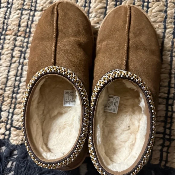 Cozy Brown Kids UGGS Slippers - Picture 3 of 3